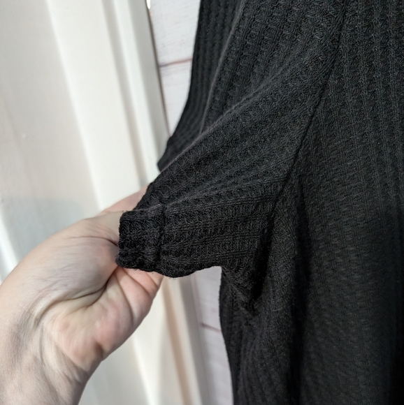 Euc Shein black waffle 🧇 knit short sleeve shirt with floral chiffon trim 2X/3X - Picture 4 of 8